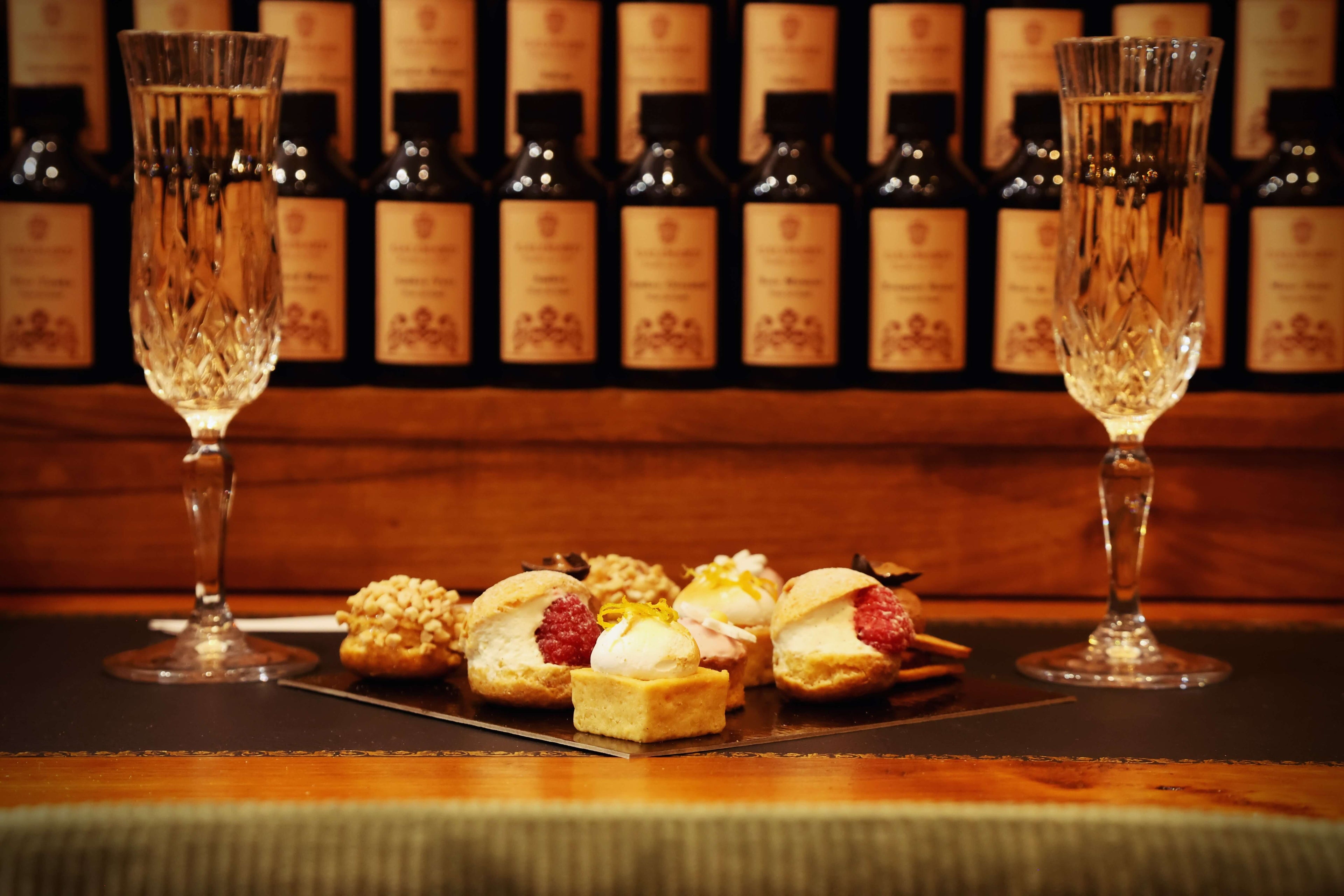 Atelier 126 Privé : séance de création de parfum à Sanary avec champagne et pâtisseries fines.